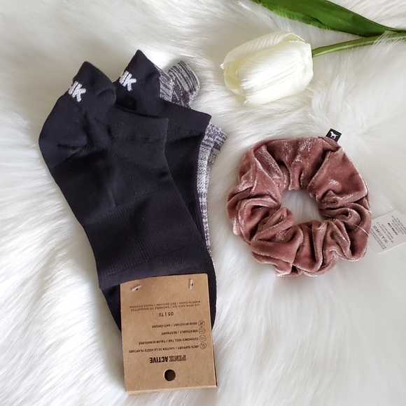 PINK VS SOCKS (2 PACK) +PINK VS VELVET SCRUNCHIE - Picture 2 of 4